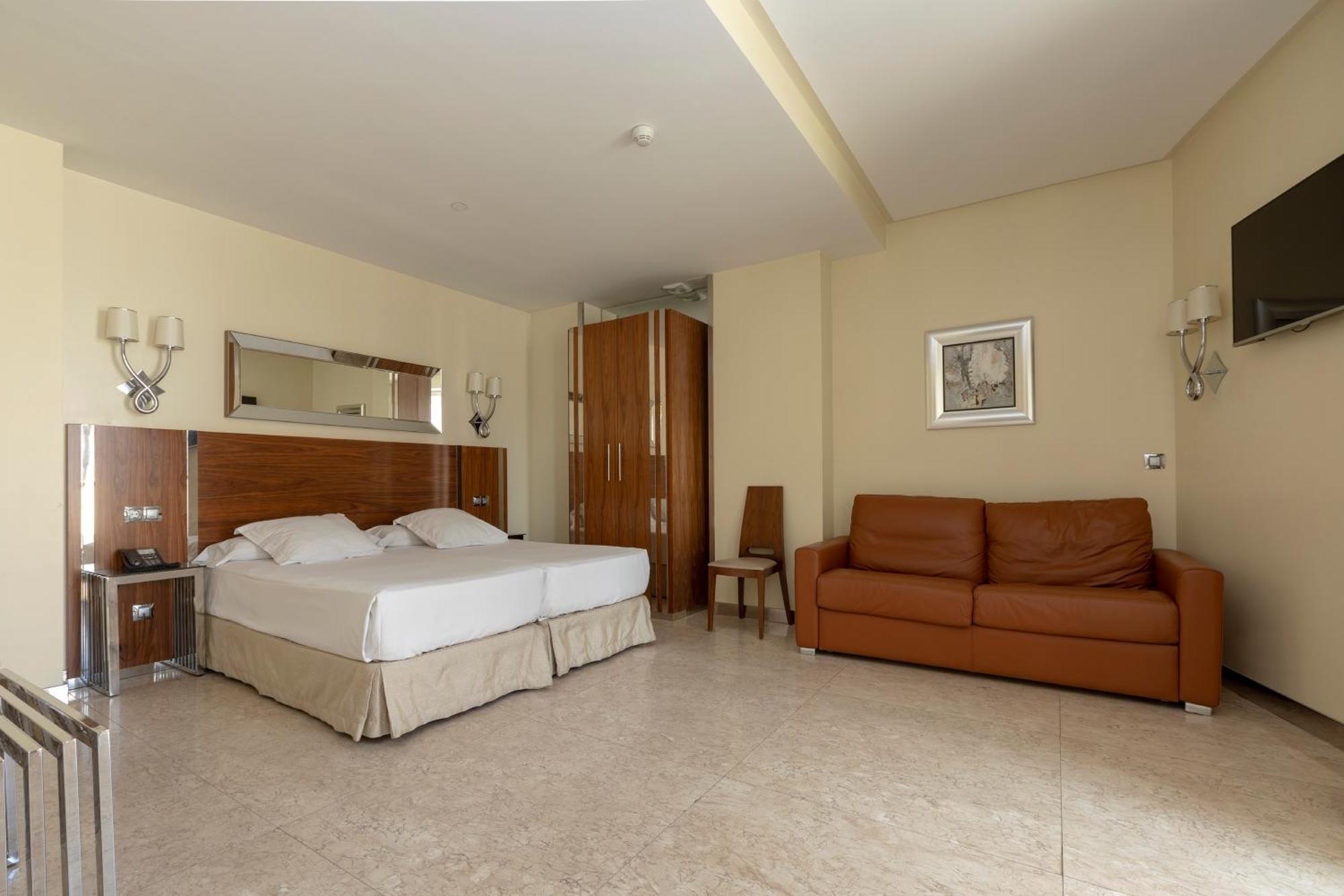 Quarto Twin Standard com Sofá